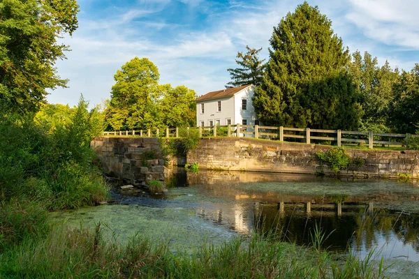 Gün batımı yaklaşırken tarihi Illinois ve Michigan Kanalı boyunca Locktenders evleri ve kanalları kilitleniyor. Aux Sable, Illinois, ABD.