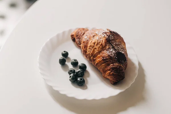 Niezdrowe Śniadanie Croissant Kremem Białym Talerzu — Zdjęcie stockowe