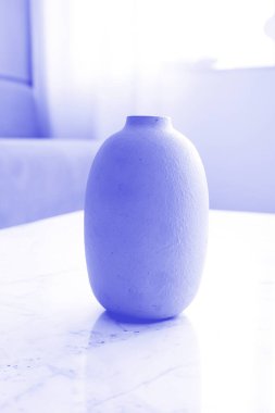 Yeni 2022 trend PANTONE 17-3938 Çok Peri rengi. Seramik vazo. Dikey fotoğraf