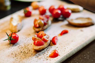 İtalyan bruschettas ekmeği, doğranmış domates ve fesleğen kahvaltıya hazır..