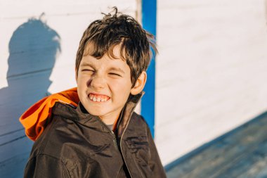 10 yaşındaki otistik çocuğun açık hava portresi.