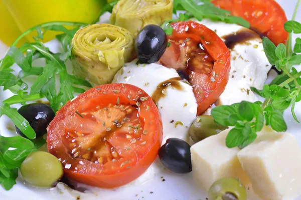 Mozzarella, tomate y alcachofa —  Fotos de Stock