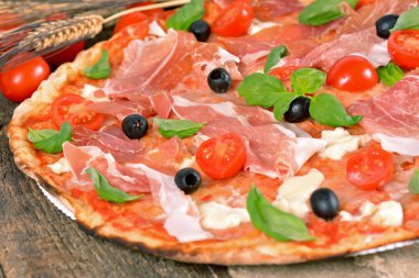 İtalyan pizza jambon ve mozzarella peyniri ile