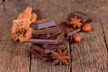 Kara çikolata parçaları.