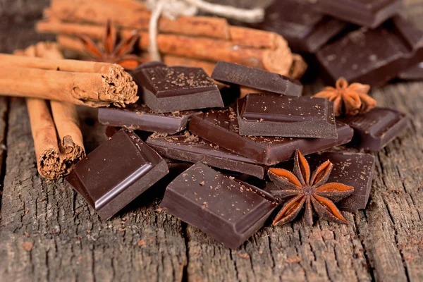 Kawałki ciemnej czekolady — Zdjęcie stockowe