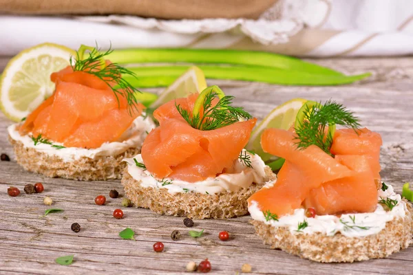 Sándwich con salmón ahumado — Foto de Stock