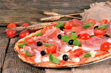 İtalyan pizza jambon ve mozzarella peyniri ile 