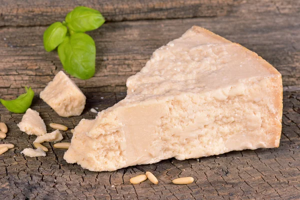 Pedazo de queso parmesano —  Fotos de Stock