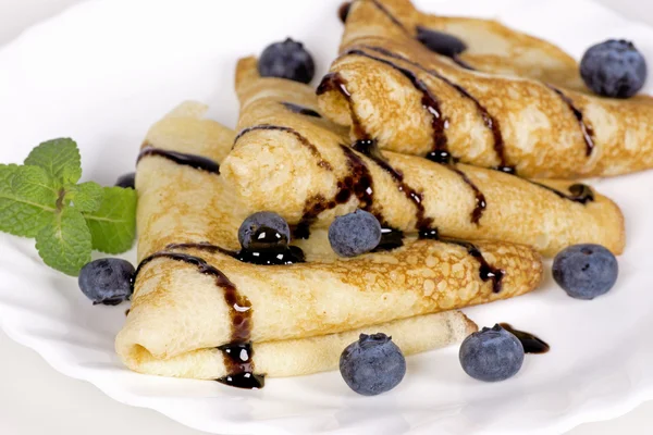 Yaban mersinli krep ve çikolata soslu 