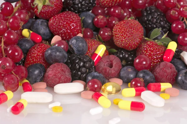 Bagas, vitaminas e suplementos nutricionais — Fotografia de Stock