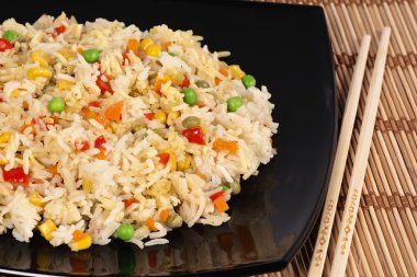 Sebzeli kızarmış pirinç 