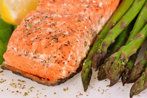 Salmone alla griglia con asparagi — Foto Stock