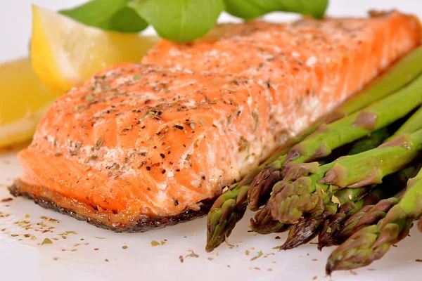 Kuşkonmazlı ızgara somon. 