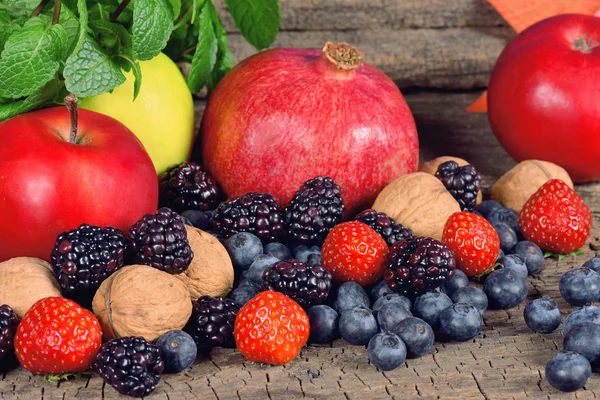 Fruits and berries — Stock Photo, Image