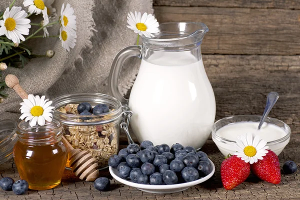 Healthy breakfast with muesli — Stock Photo, Image