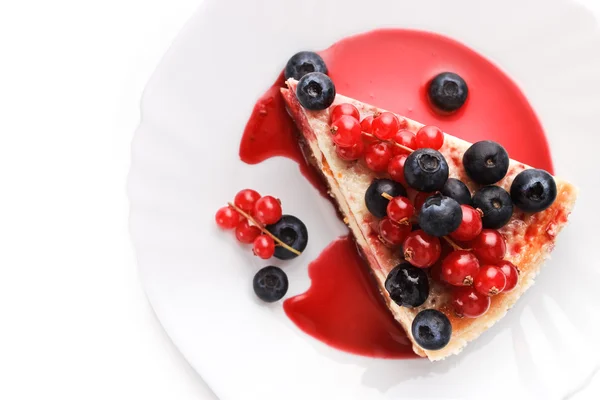 Käsekuchen New York mit Beeren — Stockfoto