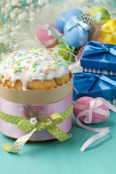 Pastel de Pascua, huevos de colores y regalos en cajas azules —  Fotos de Stock
