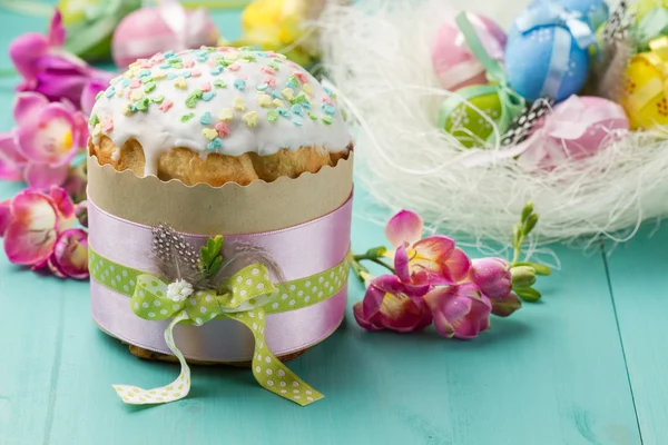 Påsk kaka, rosa blommor och målade ägg — Stockfoto