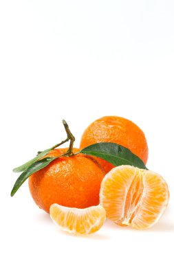 bir kabuğu ile iki mandalina ve bir soyulmuş