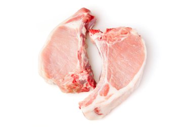 iki dilim beyaz zemin üzerine çiğ domuz eti