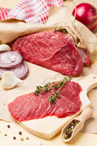 Raw meat for cooking with thyme and spices — Stock Photo, Image