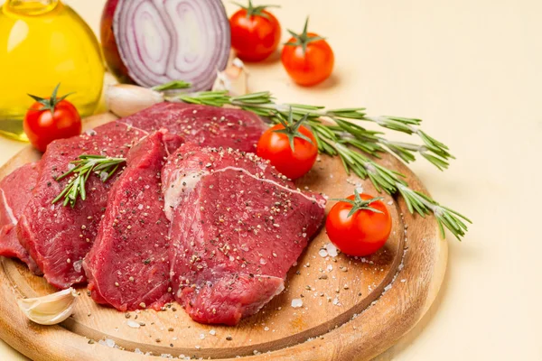 Spicy meat in salt and pepper on a round plate and ingredients f — Stock Photo, Image