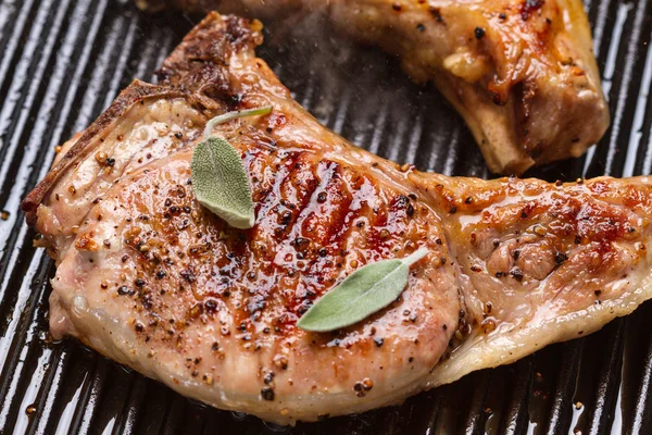 Pork chop in a frying pan grill closeup — Stock Photo, Image