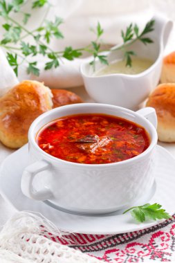 Pancar çorbası ekmeği ve sarımsak sosu ile