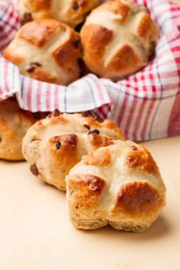 cross buns ve peçete onay desen ile sepeti
