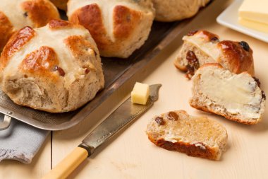 sıcak çapraz bun ve tereyağı bıçakla dilimlenmiş