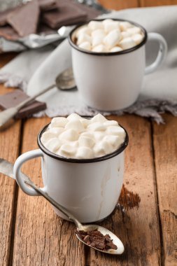 sıcak çikolata şekerleme iki emaye kupalar içinde