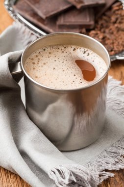 bir teneke kupa köpük ile sıcak çikolata