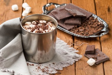 sıcak çikolata şekerleme bir teneke kupa