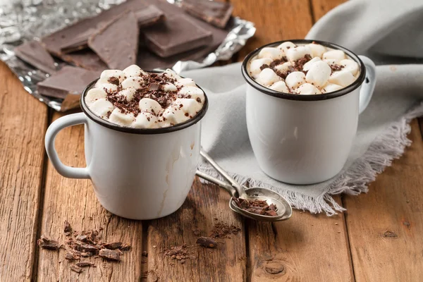 Chocolate quente com marshmallows em duas canecas esmaltadas — Fotografia de Stock