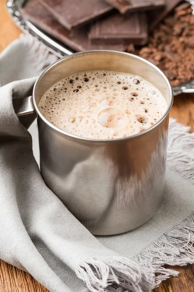 Chocolate caliente con espuma espesa en un primer plano de taza de estaño — Foto de Stock