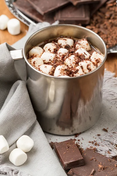 Chocolate caliente con malvaviscos en una taza de lata (primer plano ) — Foto de Stock