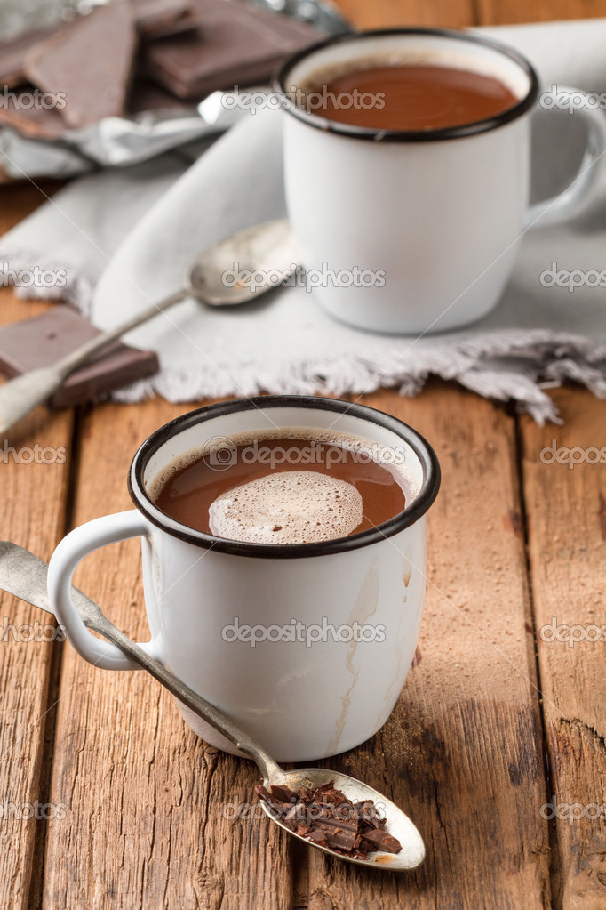 Tasse émaillée De Chocolat Chaud Ou De Café Avec Des Guimauves Et