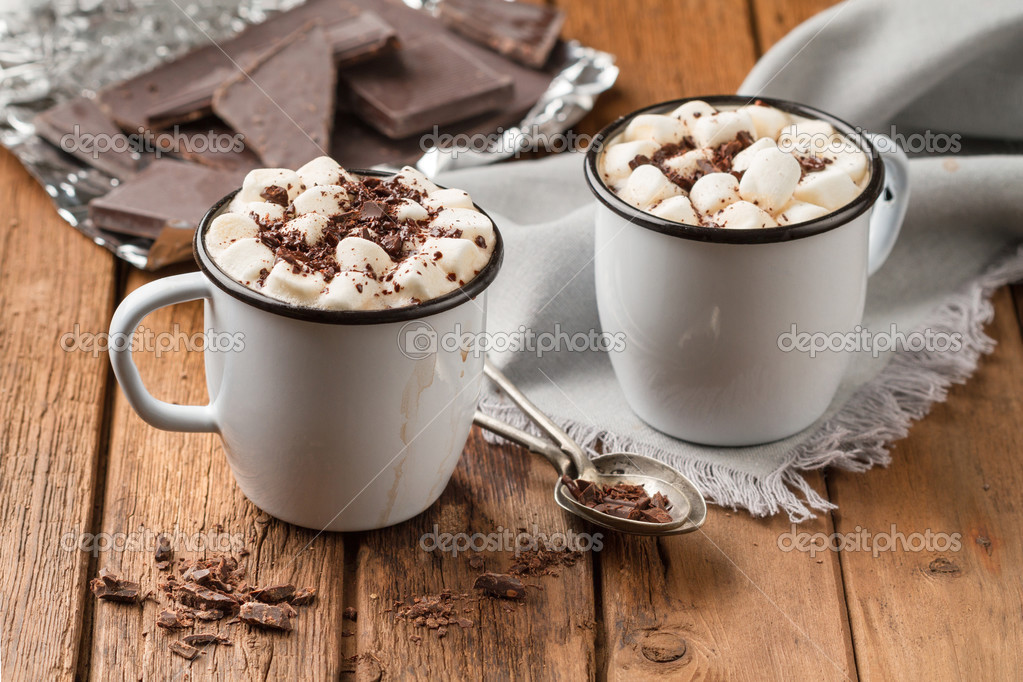 Heiße Schokolade mit Marshmallows in zwei emaillierten Blechbechern ...