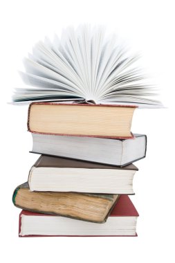 Açık kitap üzerine kitap yığını