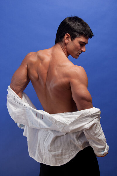 Красавчик со спиной к камере
