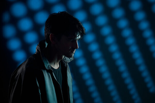 Красивый мужчина в темноте
