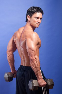 yakışıklı vücut geliştirmeci