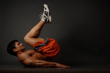 Seksi fitness adamı fotoğraf için poz veriyor..