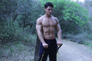 Seksi fitness adamı fotoğraf için poz veriyor..