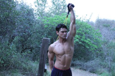 Seksi fitness adamı fotoğraf için poz veriyor..