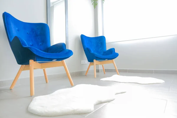 Minimalist Δωμάτιο Διαμέρισμα Δύο Σύγχρονες Μπλε Καρέκλες — Φωτογραφία Αρχείου