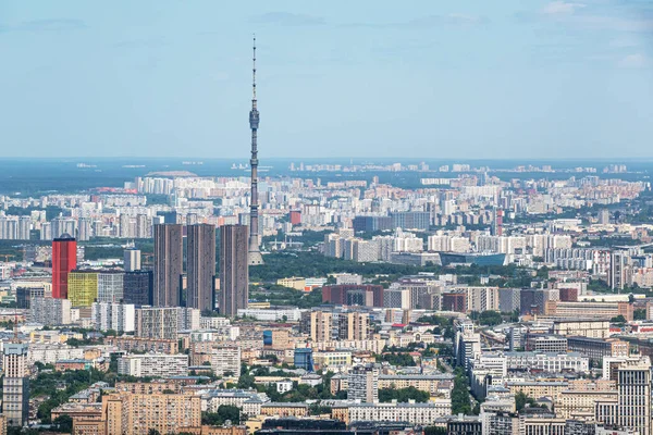 Moskova, Rusya - 5 Haziran 2021: Moskova şehrinin hava panoramik manzarası, konut binaları, gökdelenler ve güneşli bir yaz gününde Ostankino TV kulesi