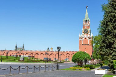 Moskova Kremlin bölgesinde güneşli bir yaz günü. Moskova Kremlin 'in Spasskaya Kulesi mavi gökyüzüne karşı. Boşluğu kopyala.