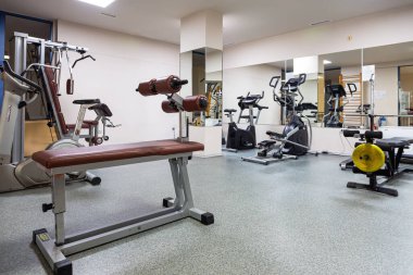 Modern spor aletleri ve spor aletleri olan küçük bir spor salonu. Spor salonunun modern iç mimarisi..