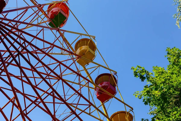 Botten Över Flerfärgade Hytter Pariserhjulet Barnnöjespark Sommardag Gul Och Röd — Stockfoto